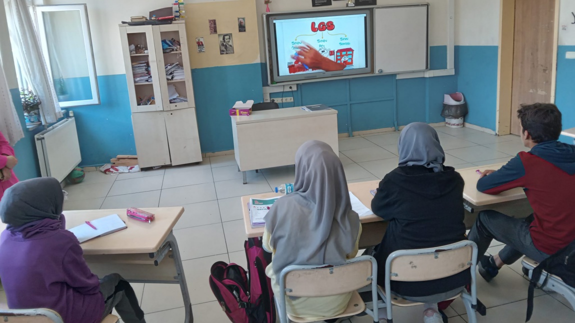 LGS sınavına girecek öğrencilere yönelik sınav öncesi motivasyon ve sınava yönelik videolar izlettirildi.